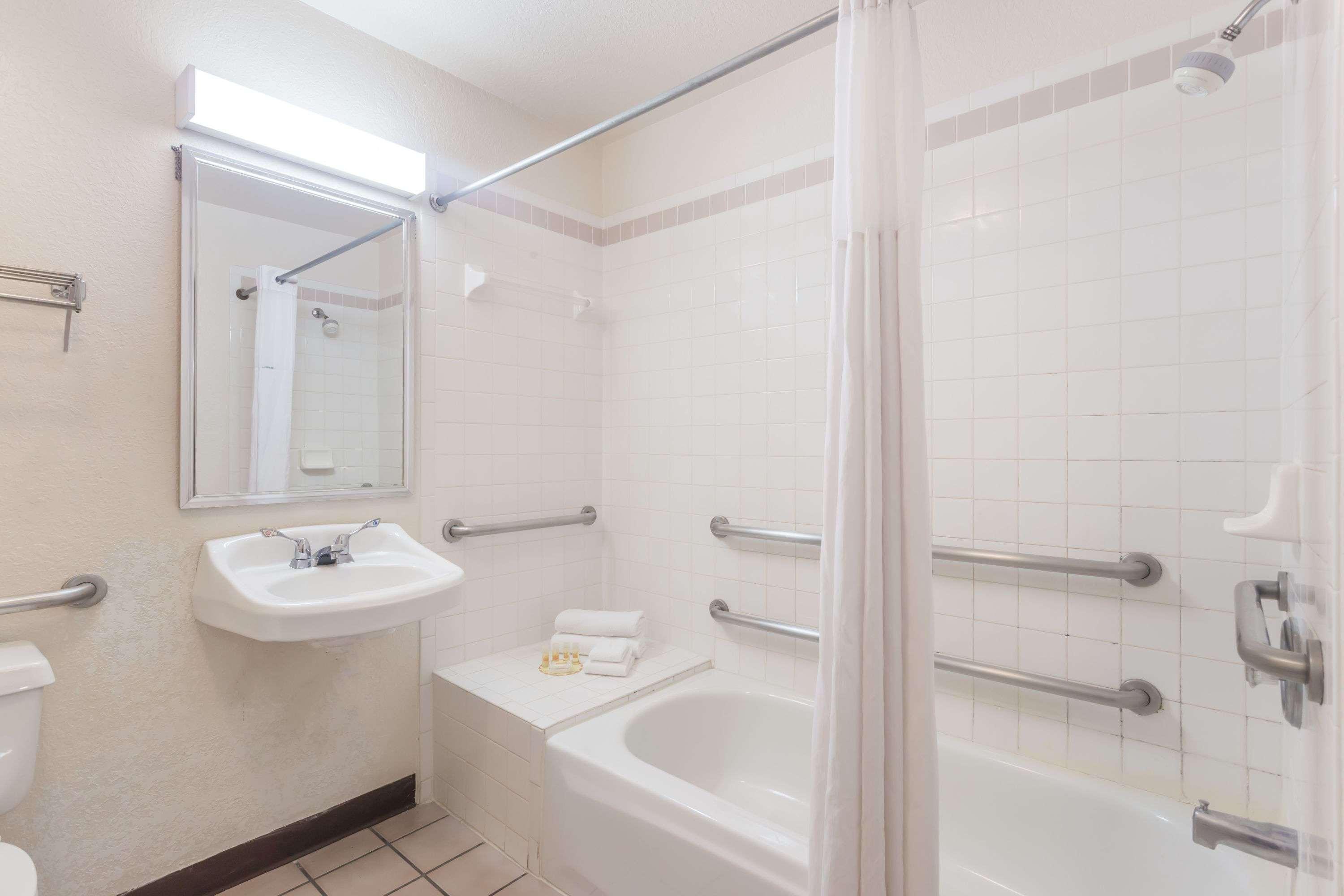 Days By Wyndham Sarasota I-75 Hotel *