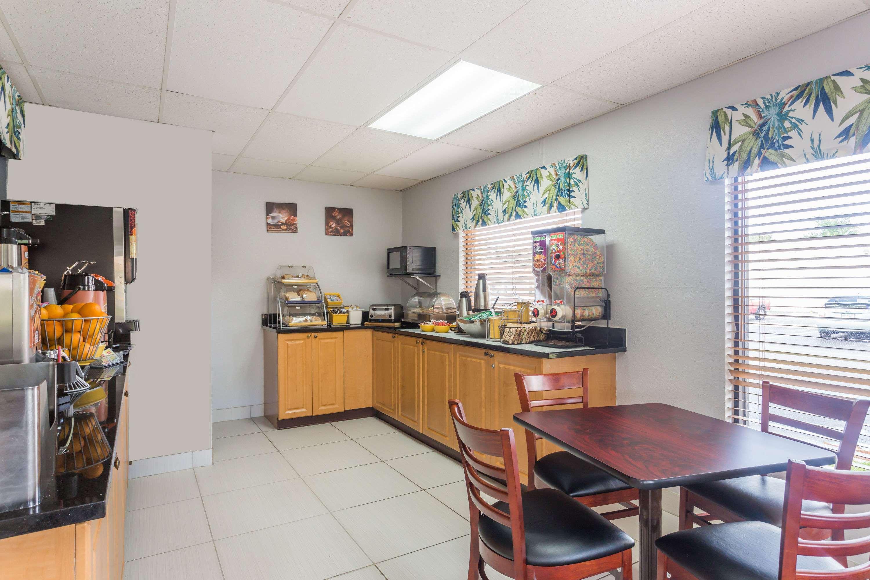 Hotel Days By Wyndham Sarasota I-75 Vamo