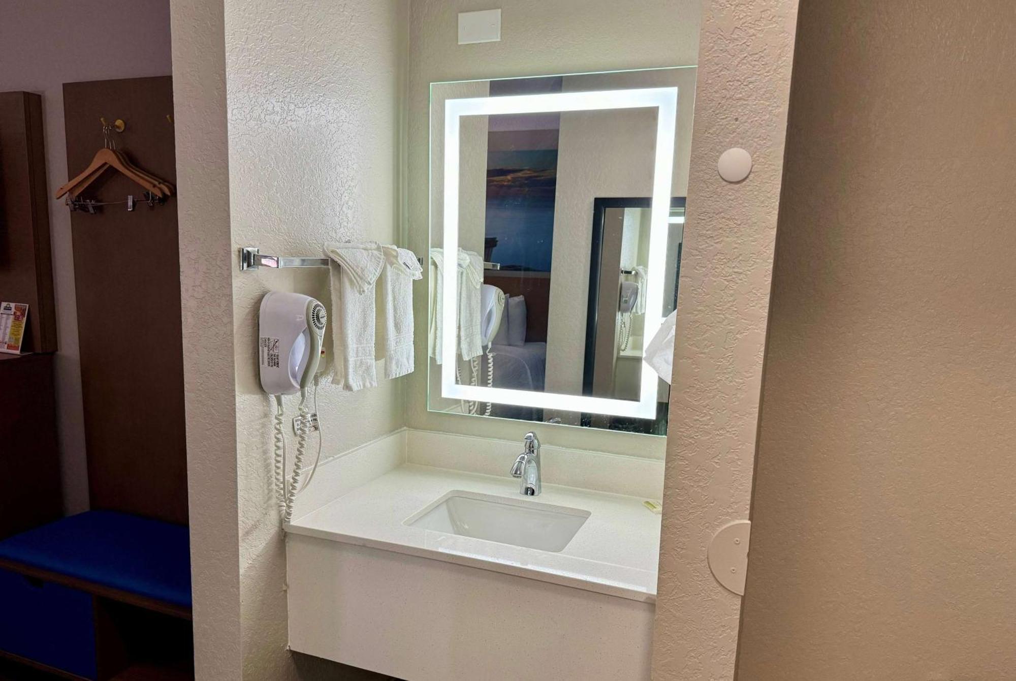 Days By Wyndham Sarasota I-75 Vamo