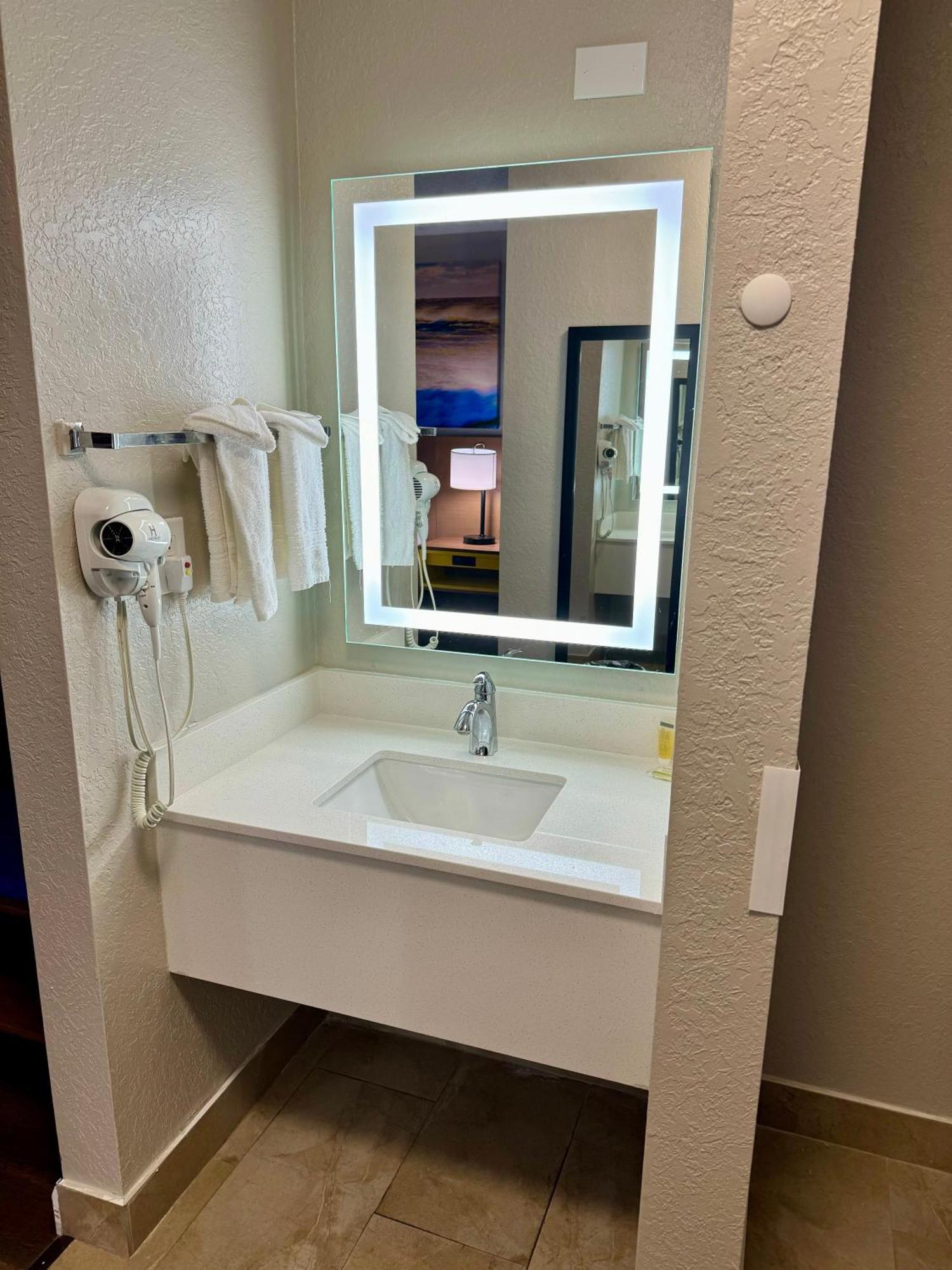Hotel Days By Wyndham Sarasota I-75 Vamo