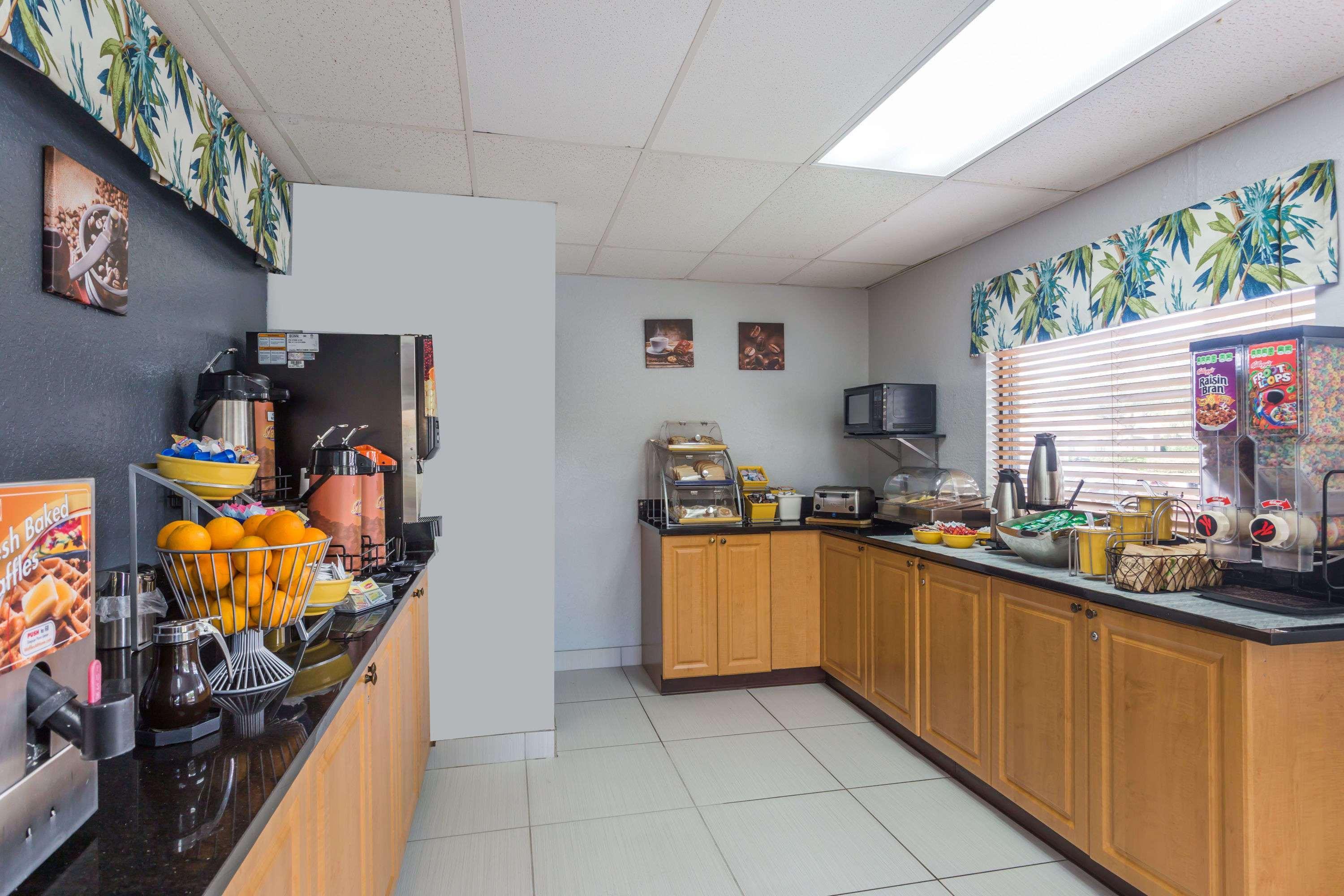 Days By Wyndham Sarasota I-75 Hotel *