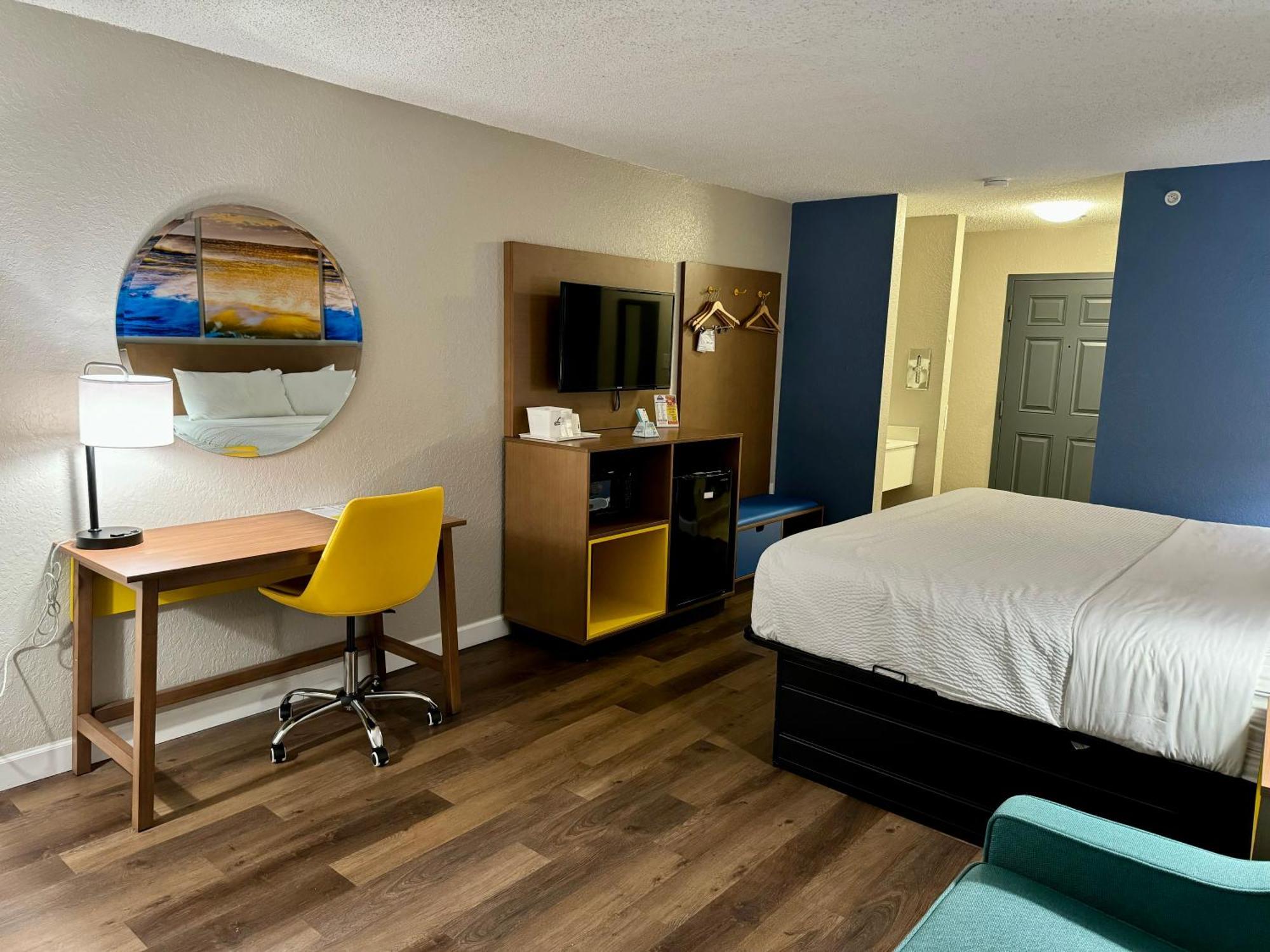 Days By Wyndham Sarasota I-75 Hotel
